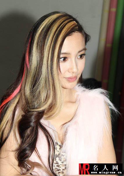 Angelababy豹纹紧身露深沟 暗示与黄晓明情未变(1)