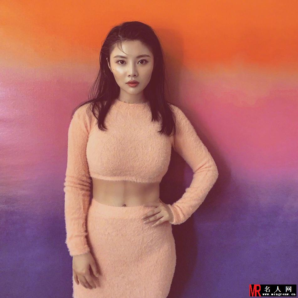 徐冬冬穿露脐装大秀傲人身材曲线(1)