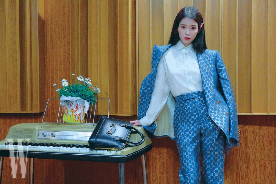 IU李知恩四月服饰画报 造型清新养眼(1)