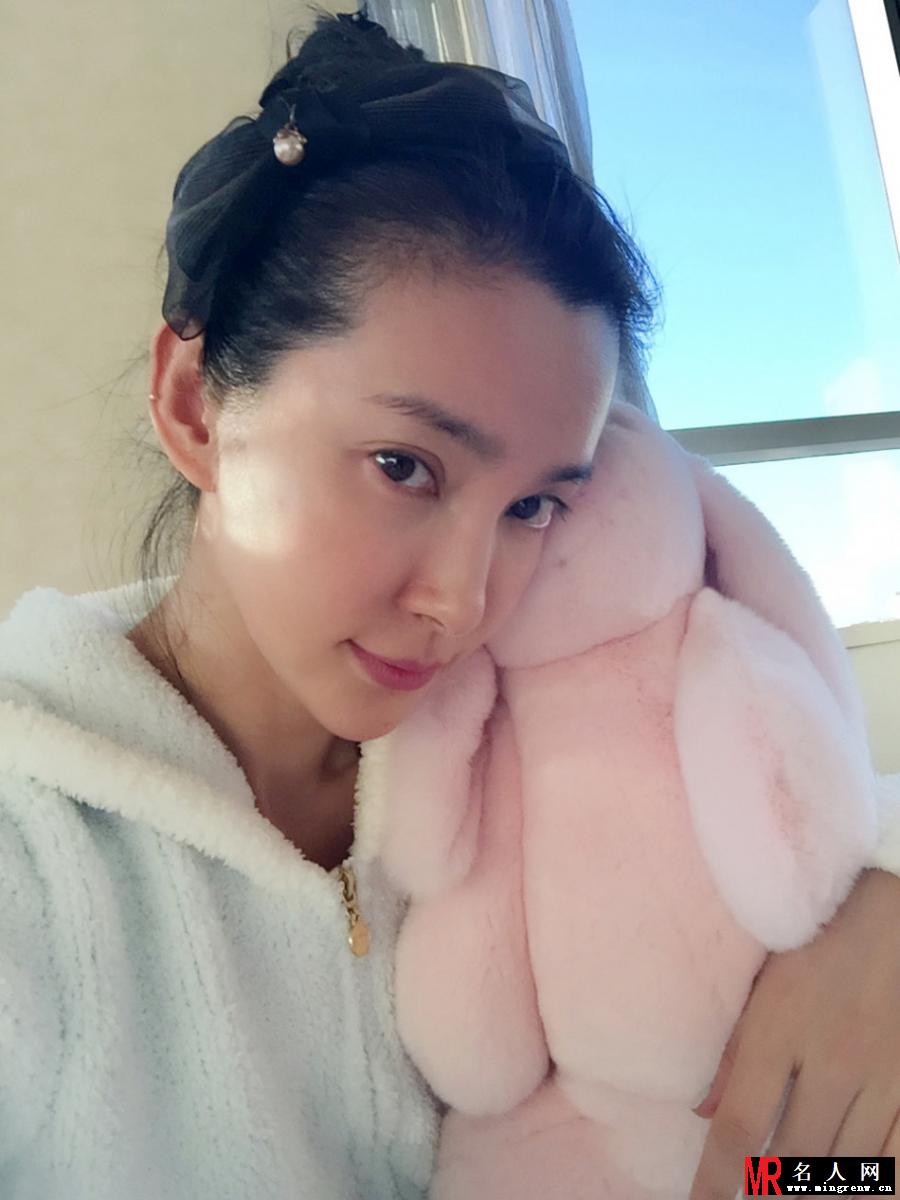 李冰冰搞怪变女神经 穿睡衣素颜打包行李(1)