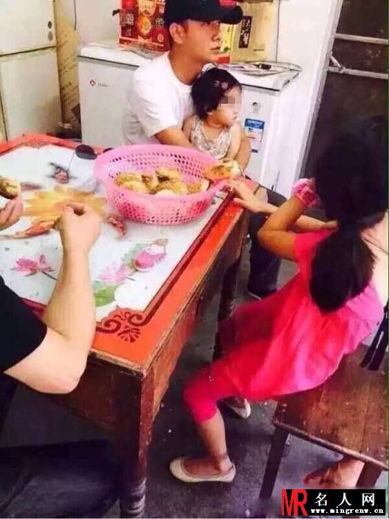 文章为爱马庆生 小女儿首曝光卷发呆萌(1)
