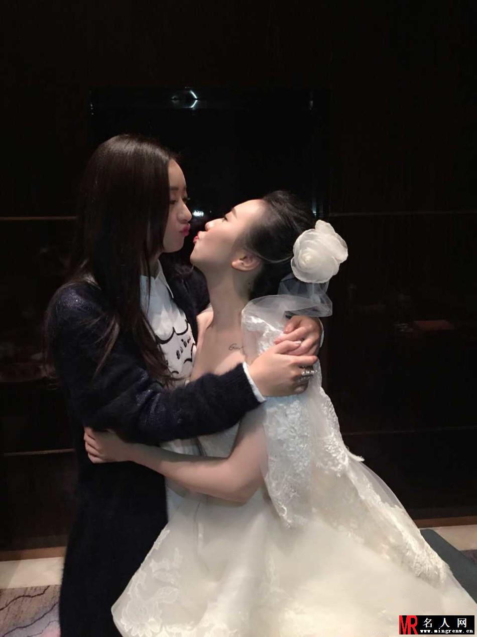 赵丽颖参加闺蜜婚礼晒自拍 开心接到捧花(1)