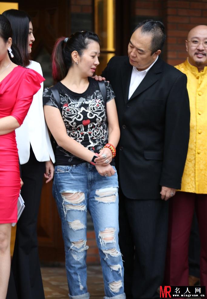 张铁林现身某活动现场 搭肩女友人歪头热聊(1)