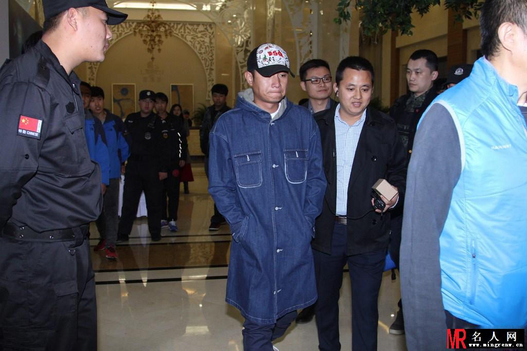 文章吐舌卖萌 捞金全程戴帽显高冷(1)