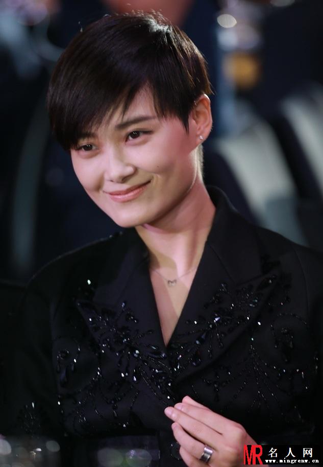 芭莎明星慈善夜内场 众星分组竞技自拍上瘾(1)