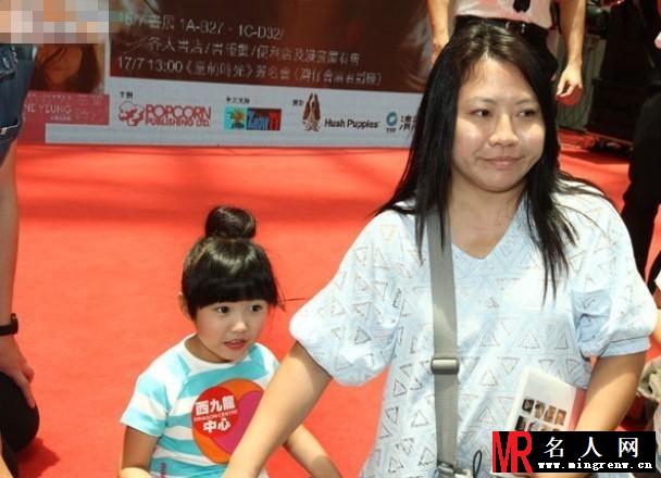 6岁杨铠凝出写真集疑露内裤张开腿惹争议(1)