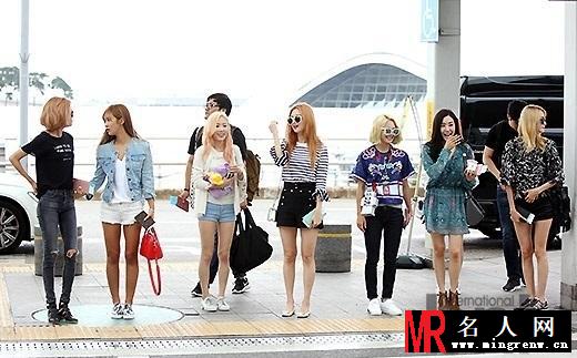 少女时代现机场 Tiffany短裙险被吹翻(1)