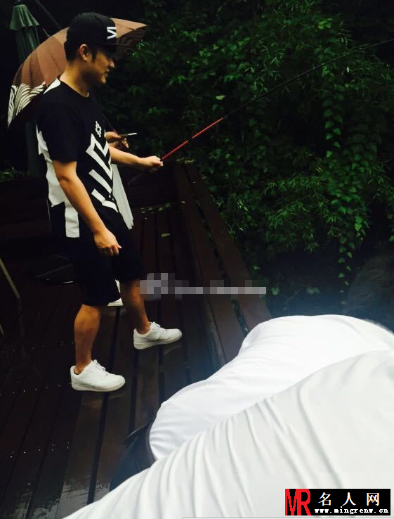 陈赫张子萱同游正脸照曝光 笑容灿烂心情大好(1)
