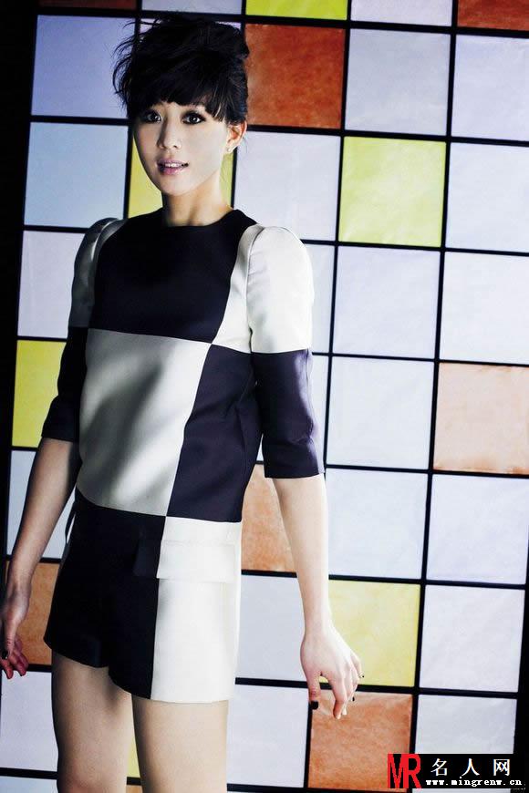 2013年4月《vogue》杂志张钧甯写真 大玩鬼马撞色风(1)