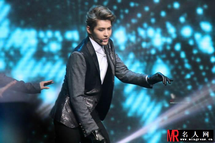 吴亦凡2013年百度娱乐沸点现场卖力表演颜值爆表(1)