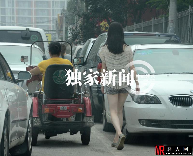 倪妮机场被偷拍大汇总 凉爽夏装米奇衣凸显可爱青春(1)