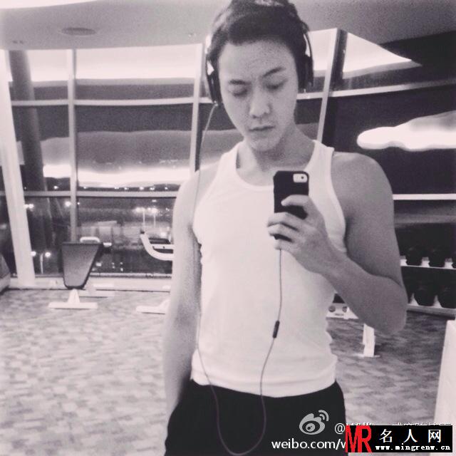 陈伟霆微博自拍2014上半年合集 与李易峰再次合作默契自拍(1)
