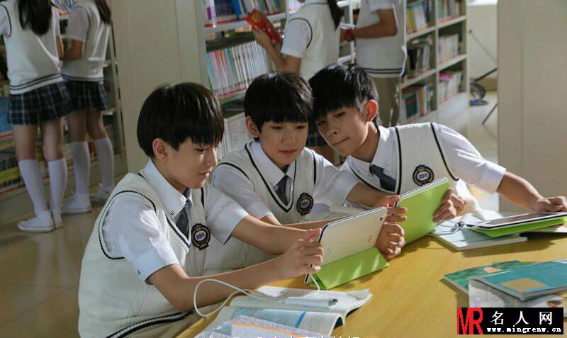 TFBOYS代言步步高广告 和何炅老师合照(1)