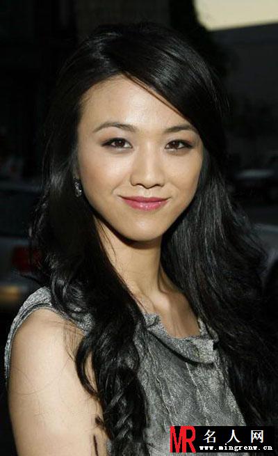 汤唯惊艳出席发布会 显性感妩媚(1)