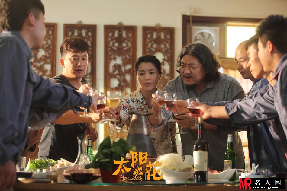 《太阳花》最新剧照 黄磊宋佳深情相拥(1)