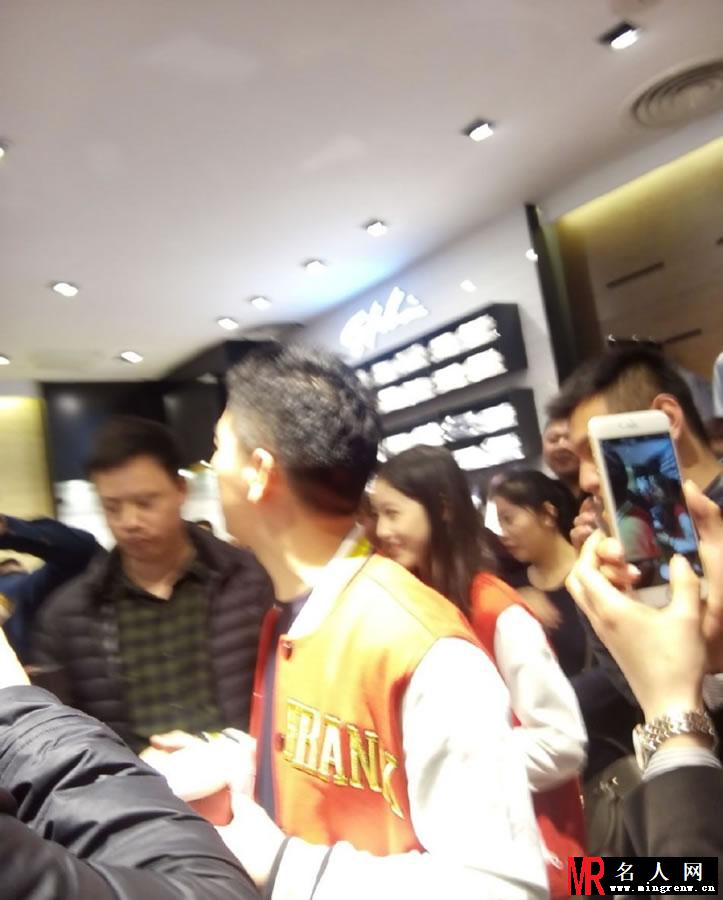 刘强东携奶茶妹妹逛商场 情侣装现身引围观(1)