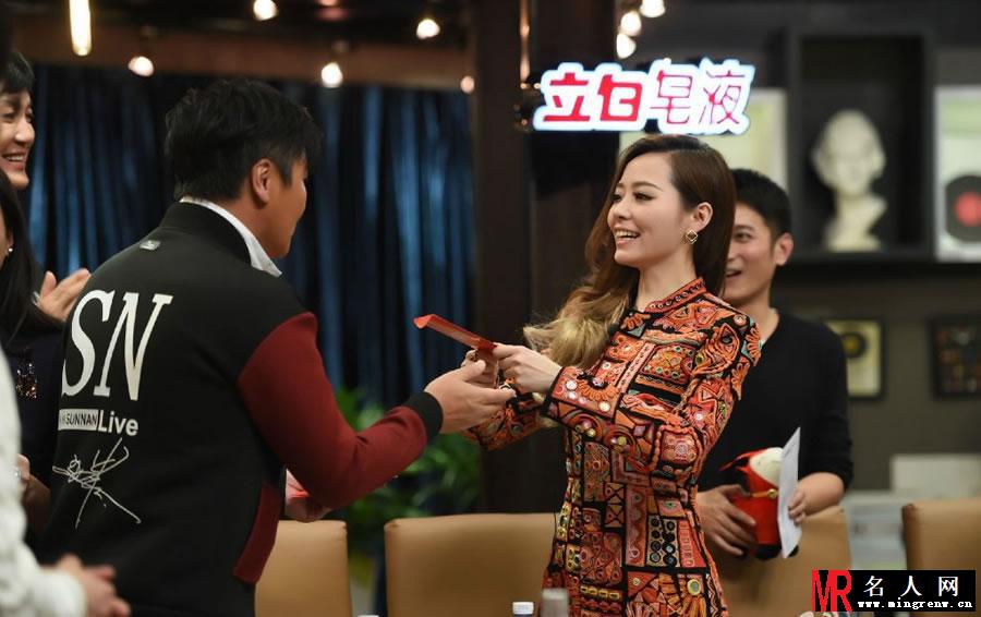 《我是歌手3》张靓颖派发红包 揭秘歌手后台(1)