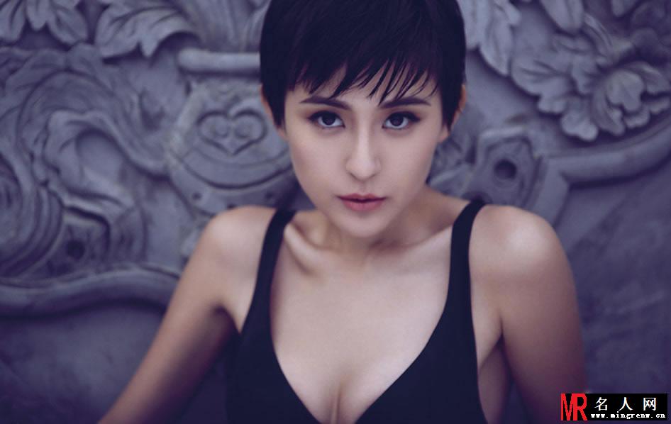 热依扎黑白性感写真 首曝事业线(1)