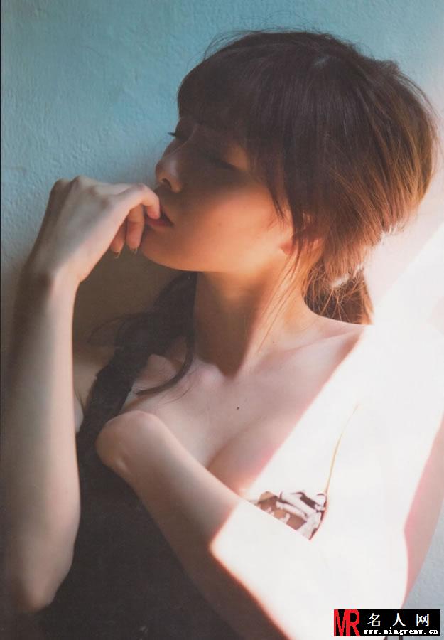 日本女星白石麻衣暗夜魅惑写真 雪乳展露无疑(1)