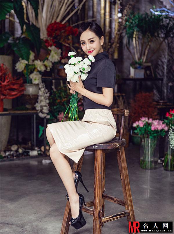 杨蓉冷艳写真曝光 高贵气质夺人眼球(1)
