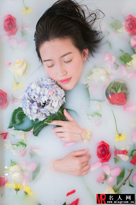 苏青另类写真 置身鲜花浴显诱惑(1)