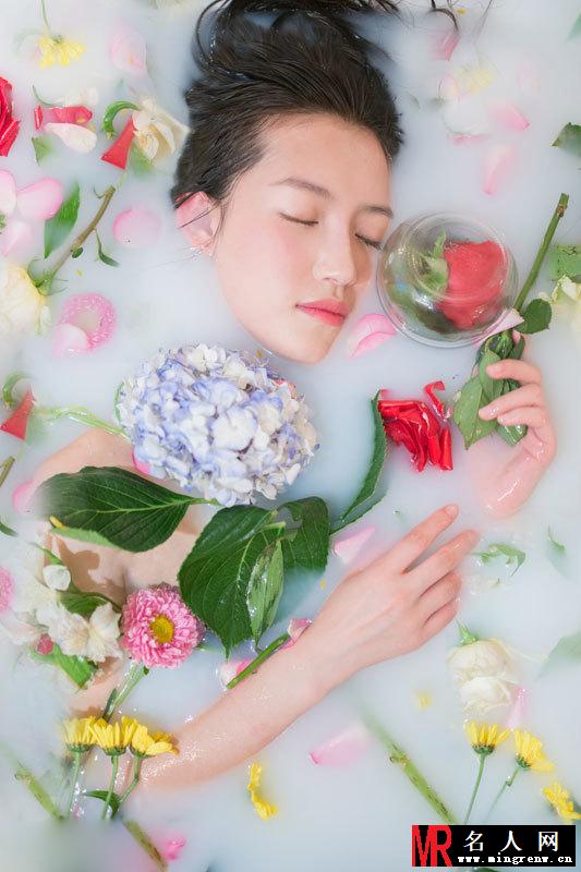 苏青另类写真 置身鲜花浴显诱惑(1)