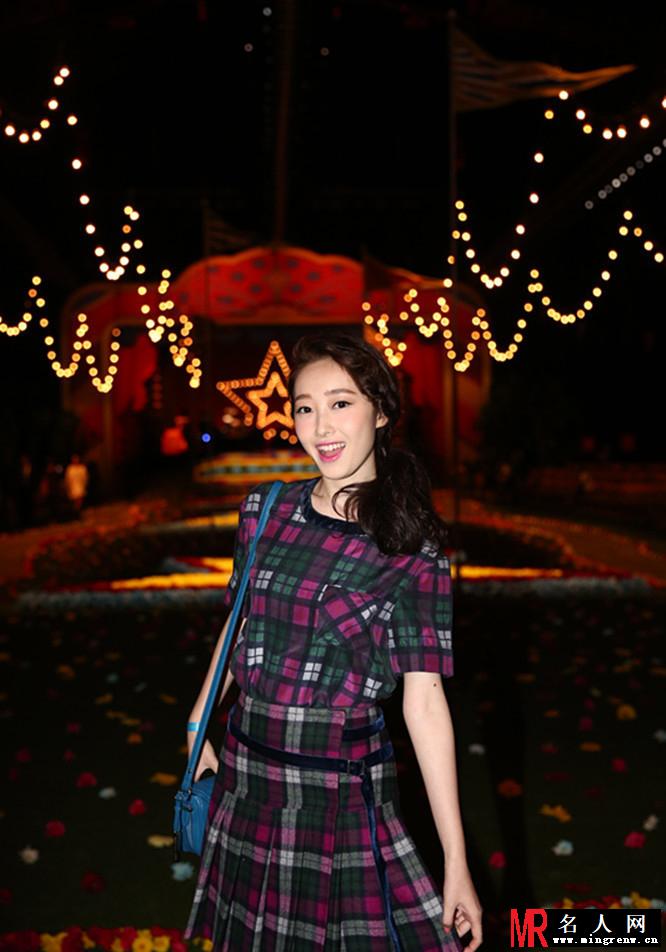 蒋梦婕格子裙装漫步纽约 娇俏活力展个性(1)