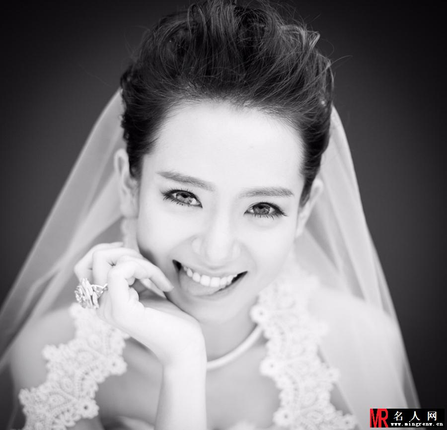 戚薇婚纱照曝光 俏皮出镜散发幸福女人味(1)