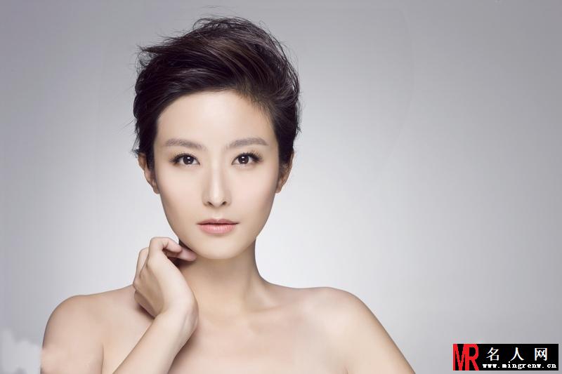 徐百卉时尚写真 精致妆容显大气(1)
