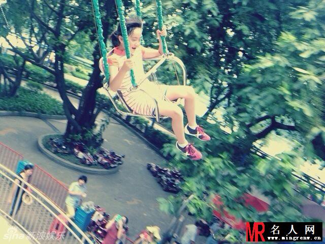 黄磊携家人广州游玩 多妹游乐园扮鬼脸(1)