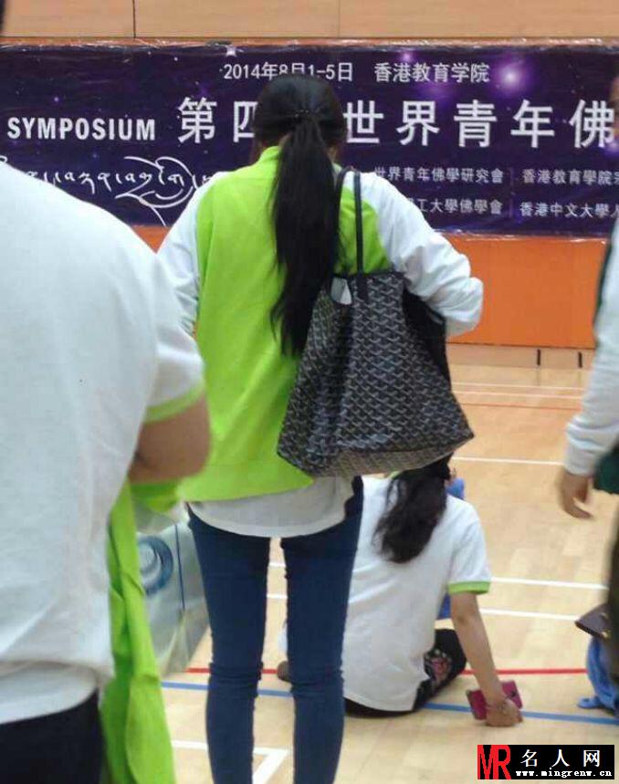 杨幂陪公婆参佛 素颜出镜显清爽(1)