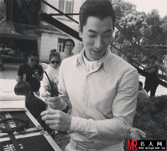 张亮微博晒工作照 自嘲留言获网友点赞(1)