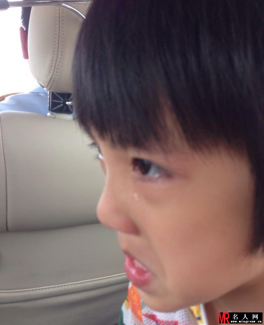 吴镇宇微博晒儿子哭照 网友直称费曼别哭(1)