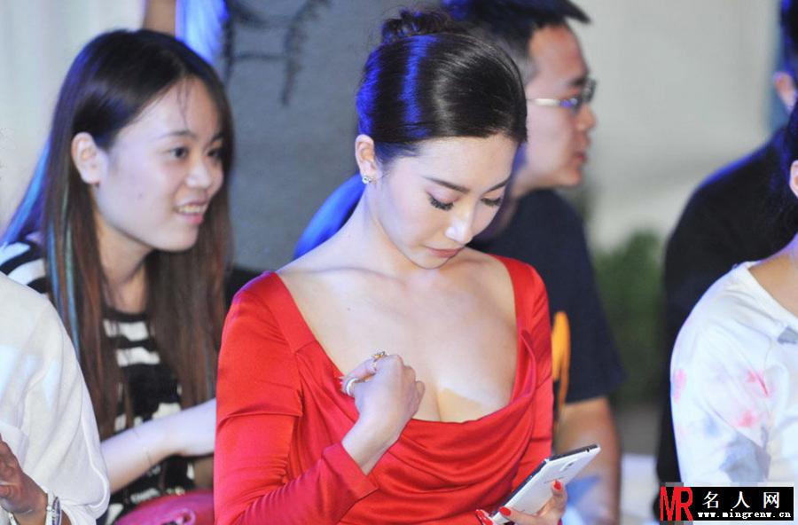 章子怡嫂子殷旭性感现身 俯身秀豪乳抢镜(1)