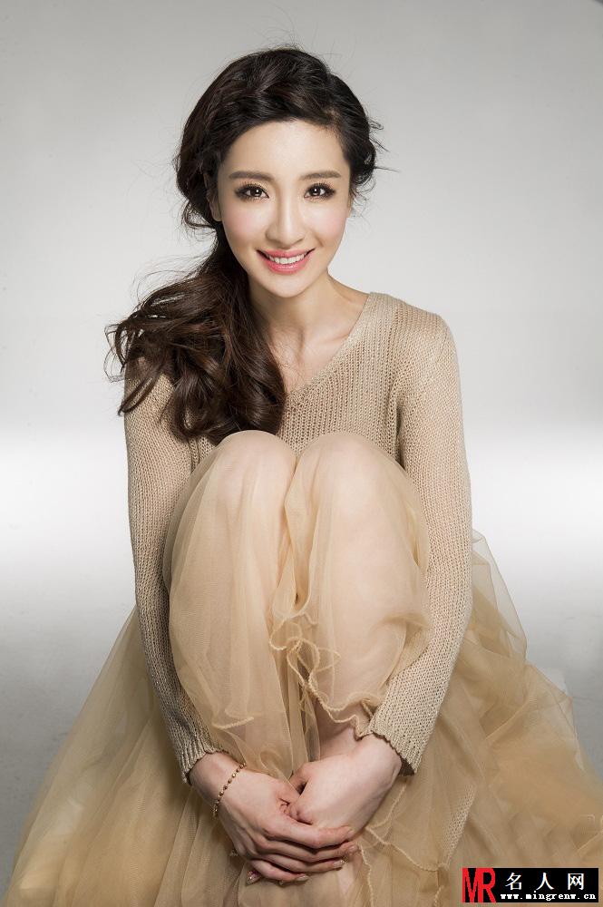 马晓灿淑女写真曝光 裸色雪纺衫尽显名媛气质(1)