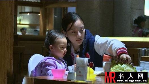 李小璐素颜外出用餐 一家三口尽显甜蜜(1)