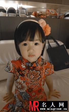 吴尊女儿首曝光 托腮嘟嘴卖萌(1)