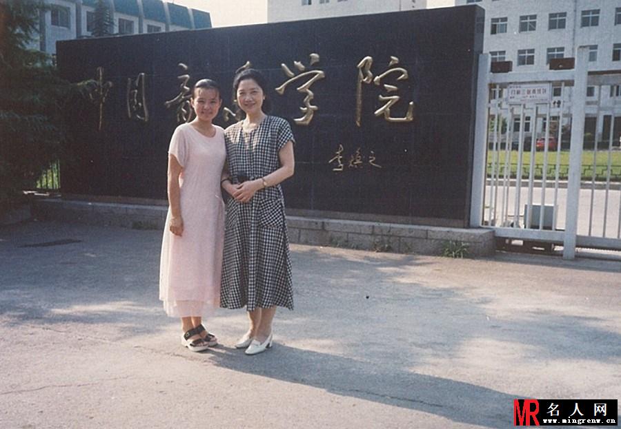 龚琳娜学生时代照片曝光 青涩摸样很美很清纯(1)
