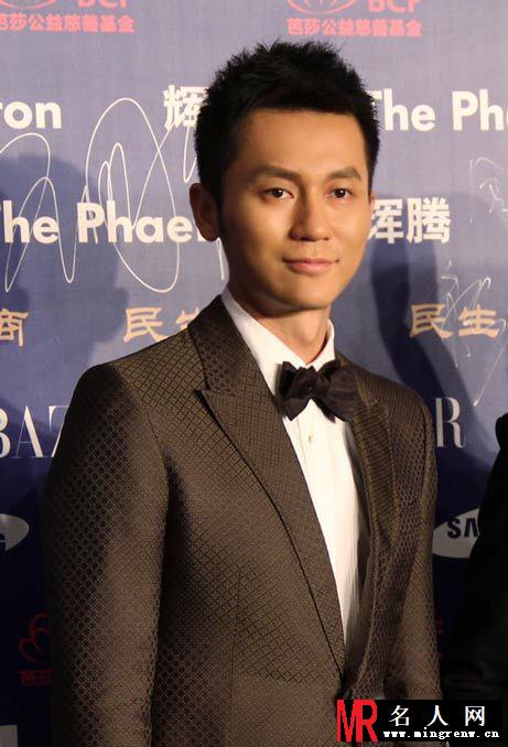 Angelababy亮相慈善夜 卖力吆喝天价卖水晶鞋(1)