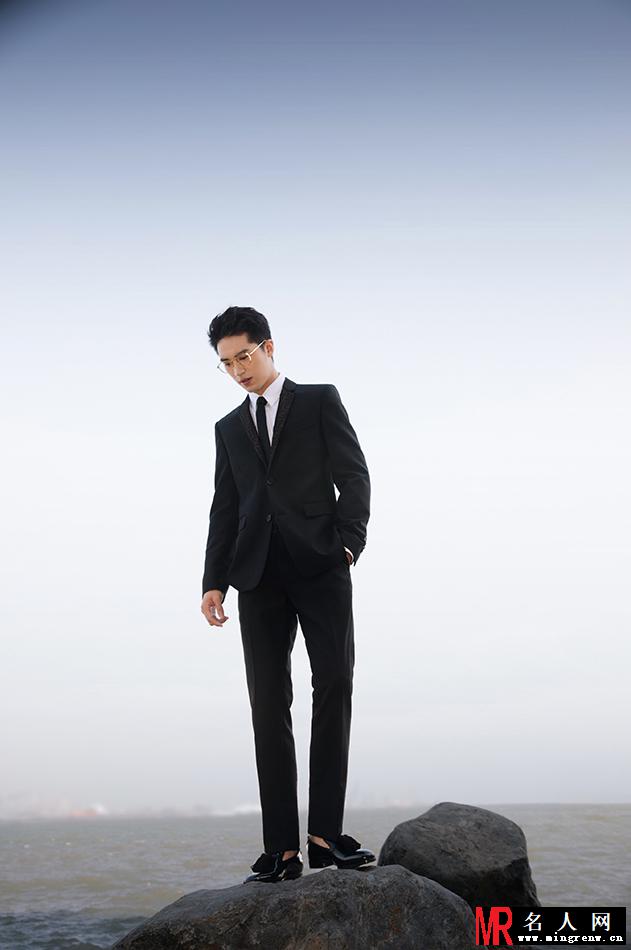许魏洲亮相金鸡百花电影节 金丝眼镜演绎“斯文败类”风(1)