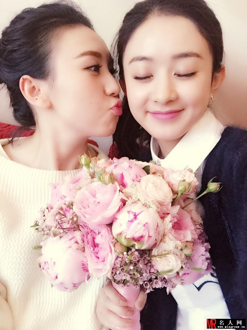赵丽颖参加闺蜜婚礼晒自拍 开心接到捧花(1)