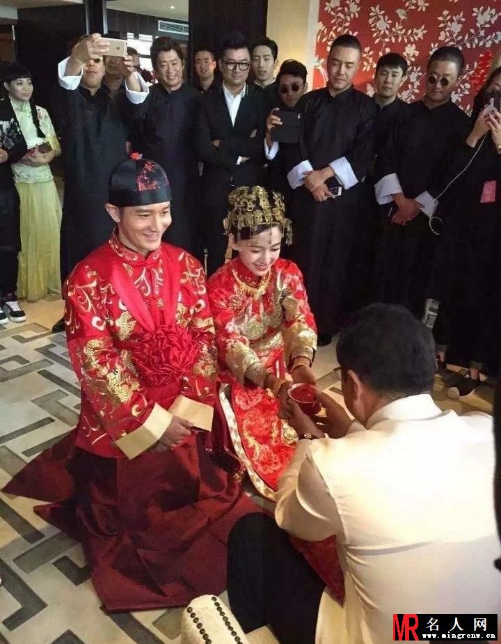 黄晓明baby跪地斟茶 领父母红包开怀大笑(1)