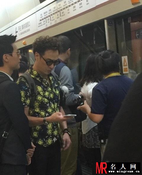 吴镇宇陈楚生挤北京地铁 早高峰轻松入座(1)