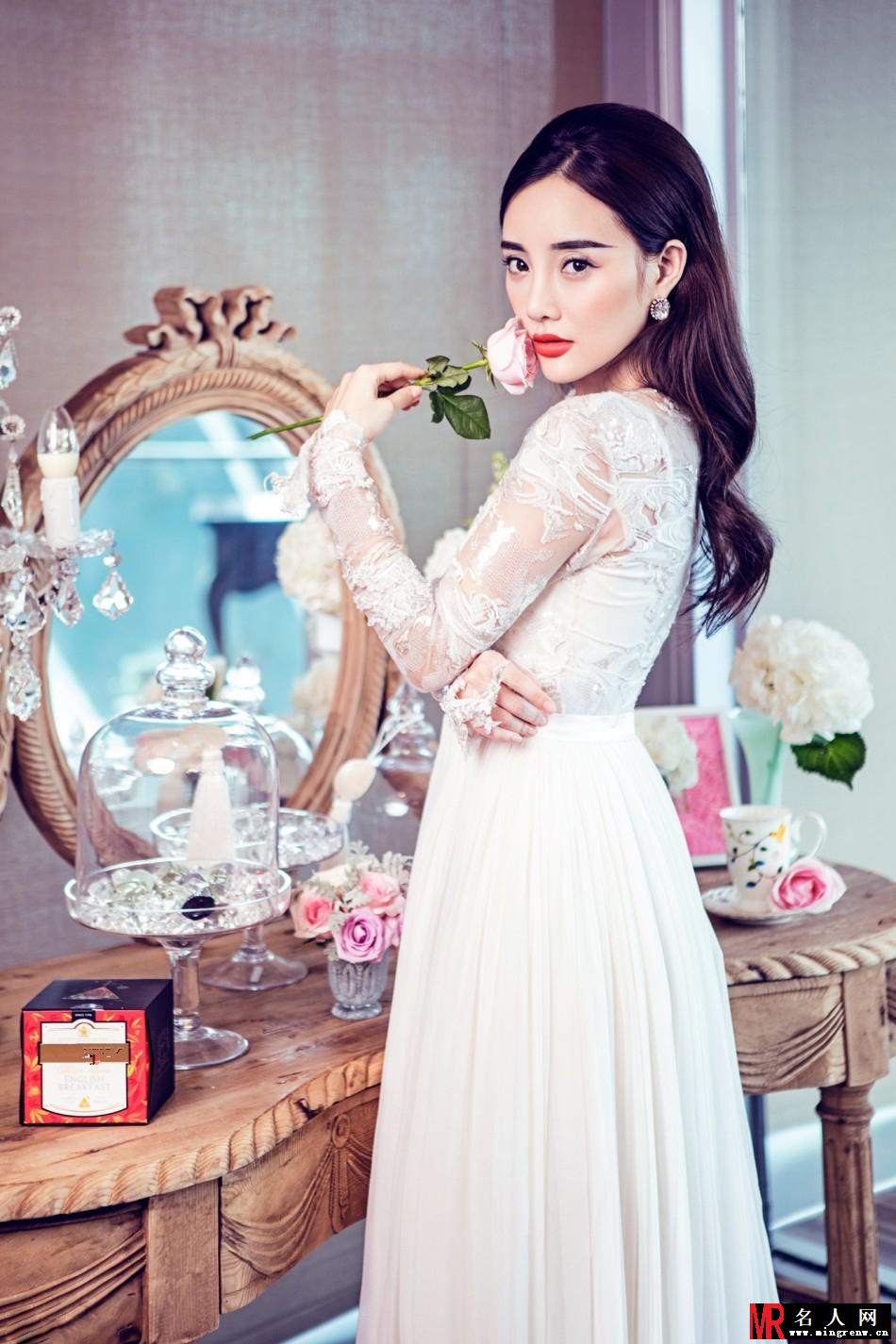 李小璐登杂志封面 辣妈身姿曼妙(1)