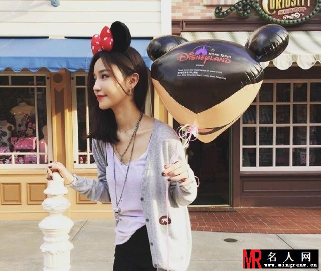 王思聪新女友曝光 嘟嘴卖萌秀美腿(1)