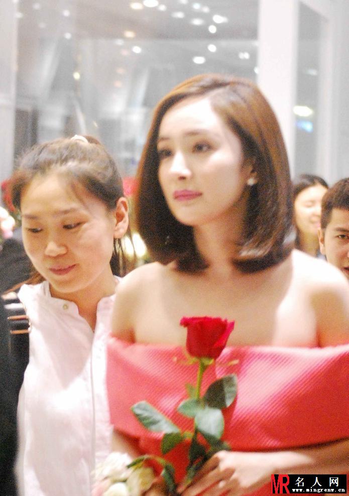 杨幂橘色抹胸裙露香肩 持玫瑰与花争艳(1)