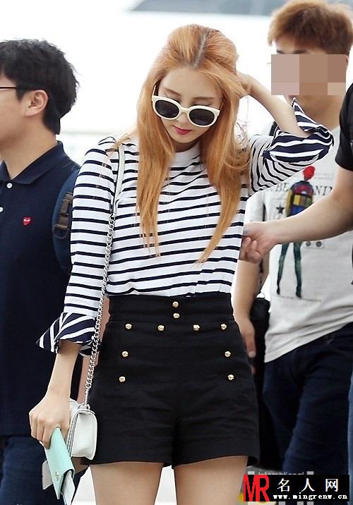 少女时代现机场 Tiffany短裙险被吹翻(1)