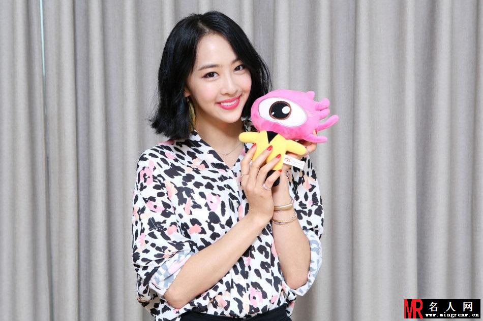 韩国女团SISTAR四位成员大谈新专辑 秀美腿(1)