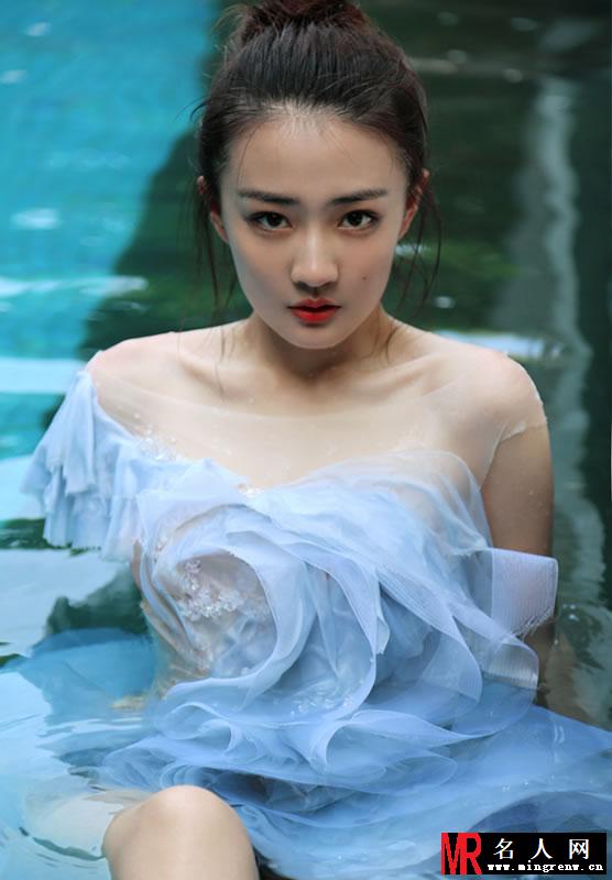 徐璐再曝湿身大片 肤如凝脂吹弹可破(1)