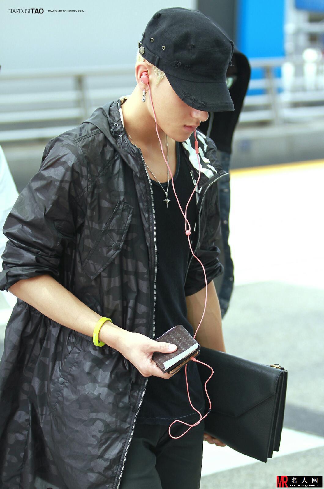 2014年7月EXO仁川飞台湾机场时尚帅气写真黄子韬图片写真(1)